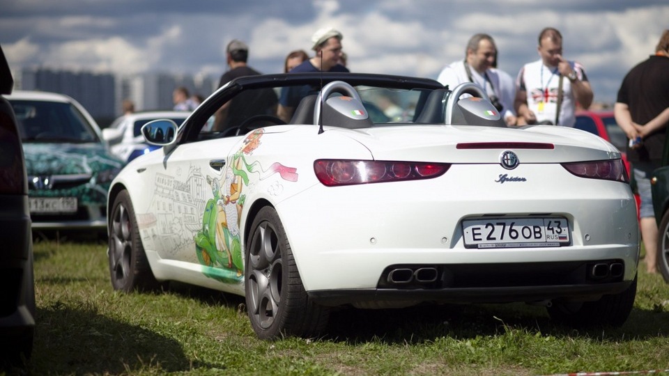 Alfa Romeo Spider white